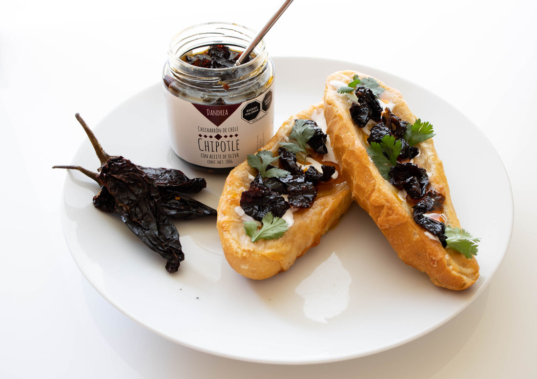 Molletes con Chicharrón de Chile Chipotle